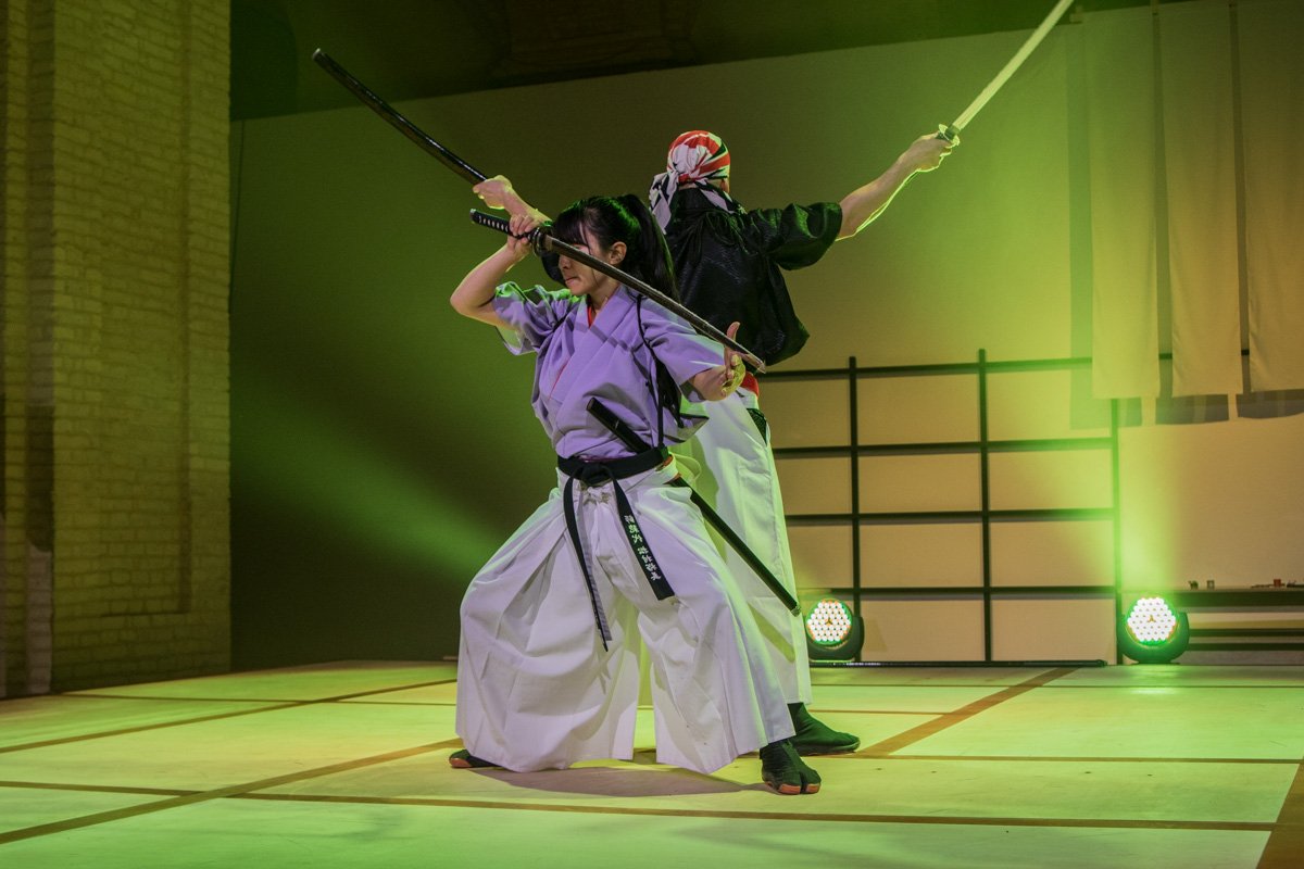 Современные самураи показали, что мастерски владеют мечом