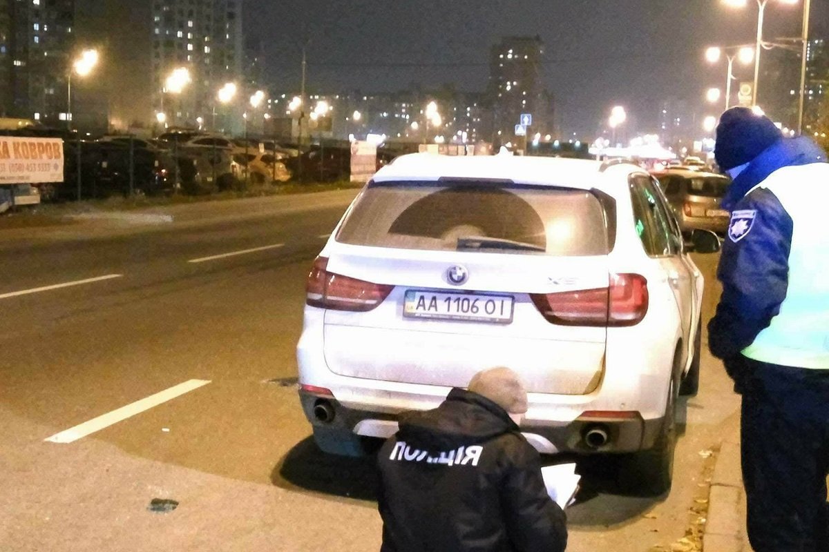 На проспекте Петра Григоренко несколько грабителей напали на валютчика