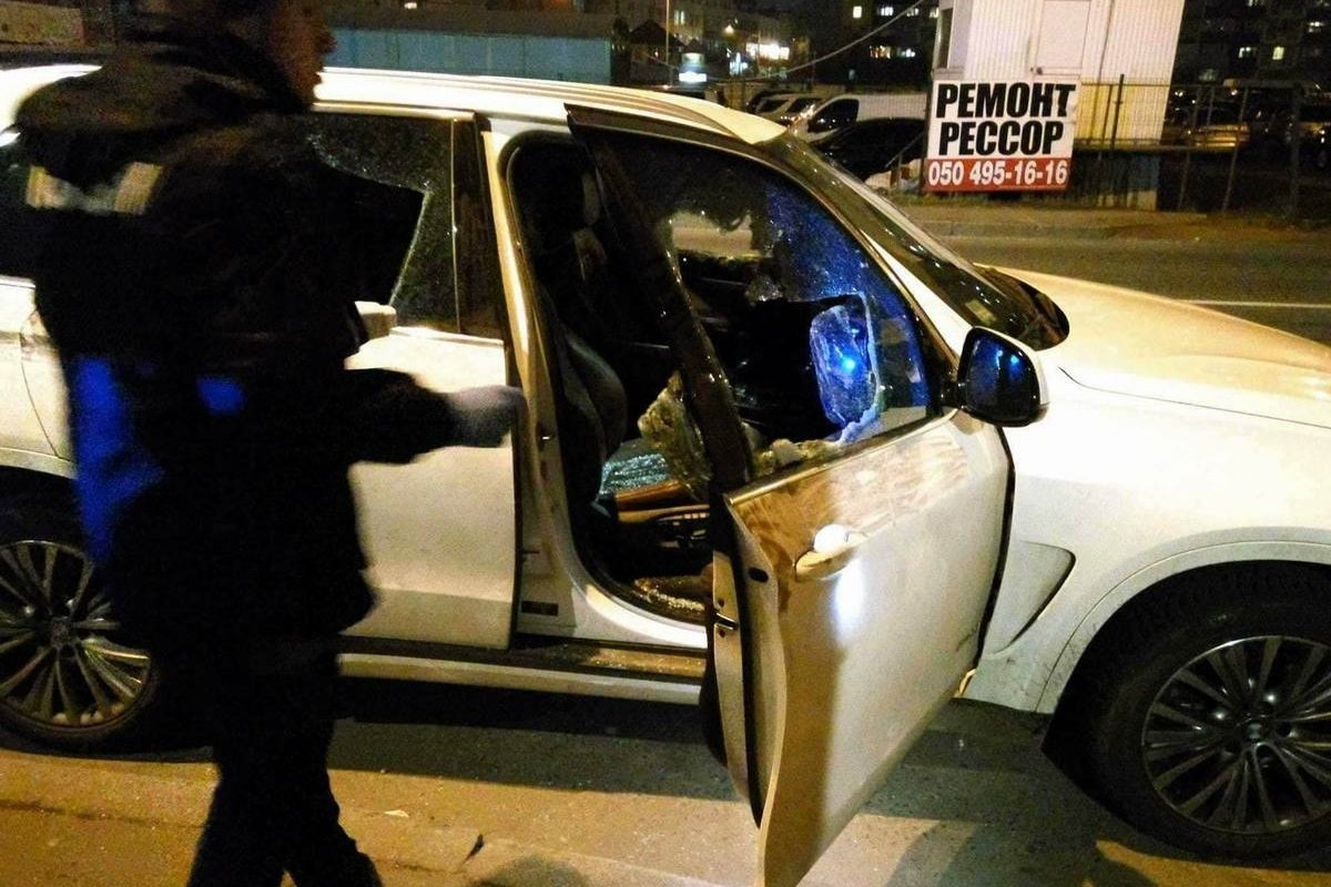 Злоумышленники разбили окно в автомобиле и ударили мужчину ножом 
