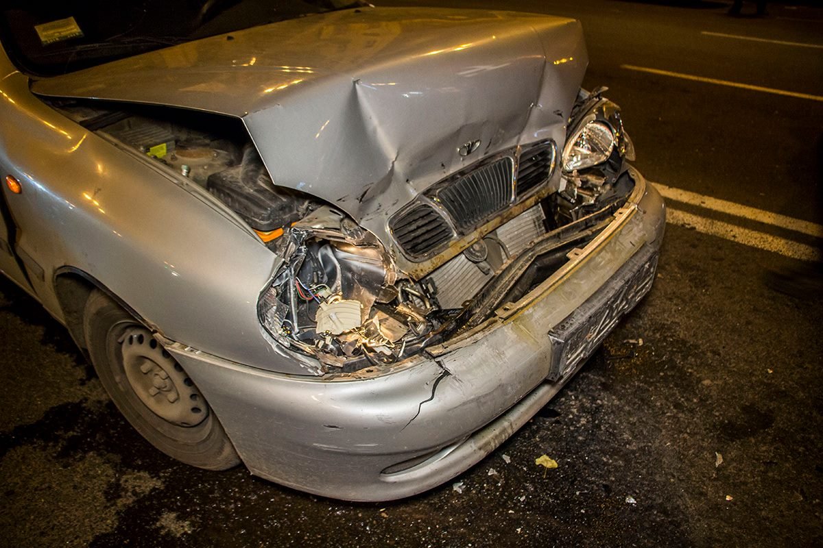 На перекрестке улиц Крещатик и Богдана Хмельницкого столкнулись Daewoo Lanos и Volkswagen Phaeton На перекрестке улиц Крещатик и Богдана Хмельницкого столкнулись Daewoo Lanos и Volkswagen Phaeton