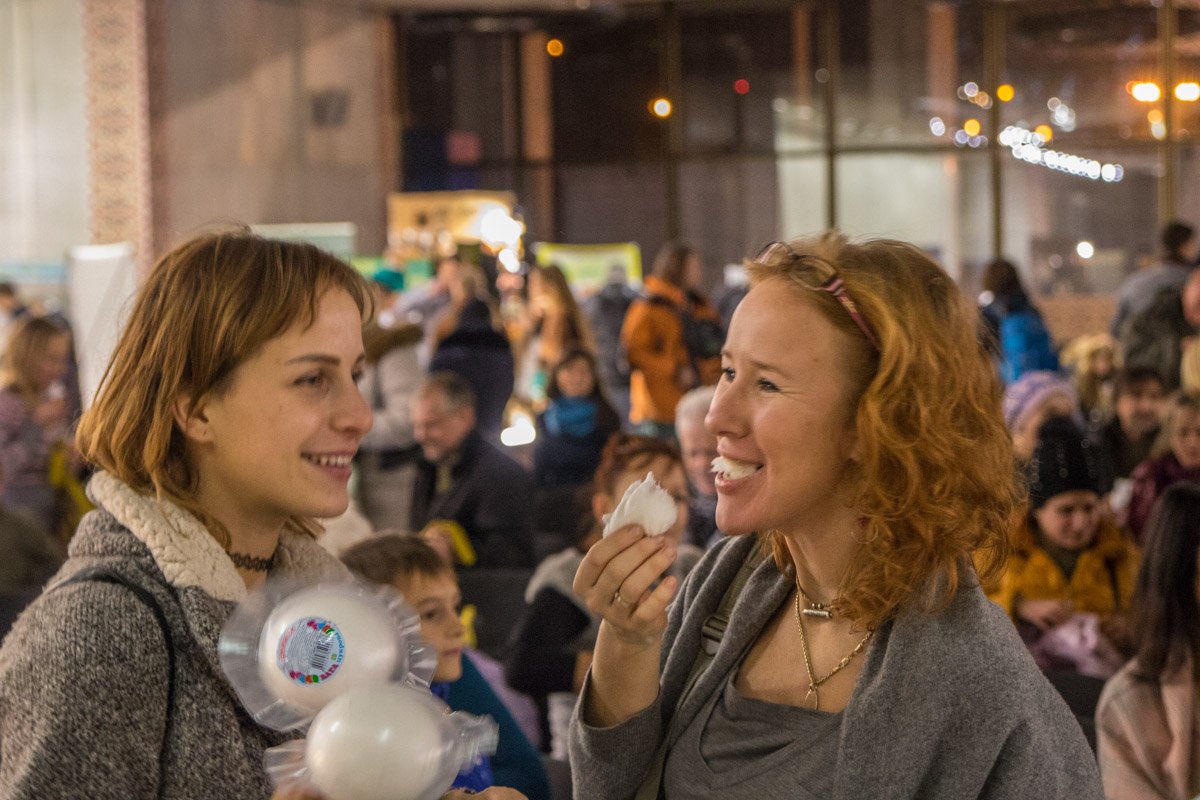 В Киеве установили рекорд Украины "Самая большая сладкая вата" 