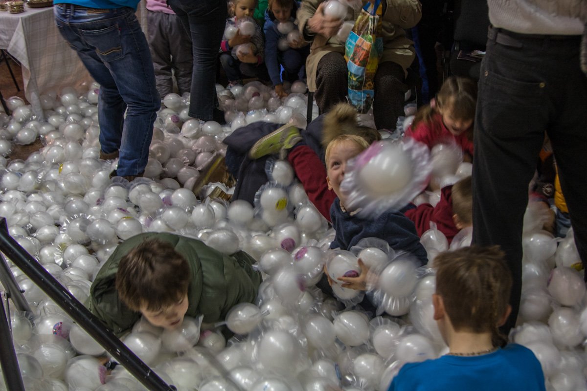 Маленькие посетители буквально купались в сладкой вате 