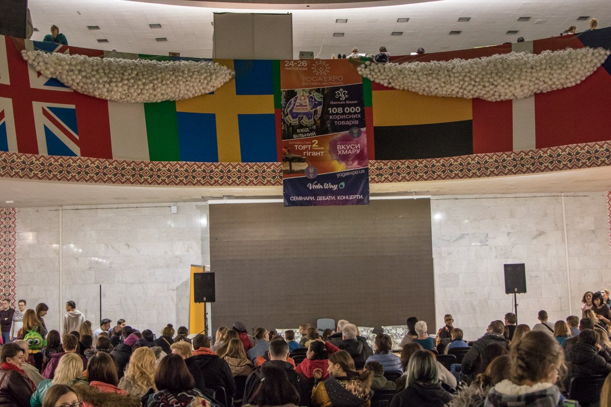 Шарики со сладкой ватой падали на посетителей "с неба" 