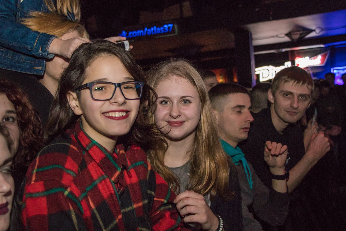 Самые преданные фанатки на концерт пришли задолго до начала, чтобы занять первые ряды