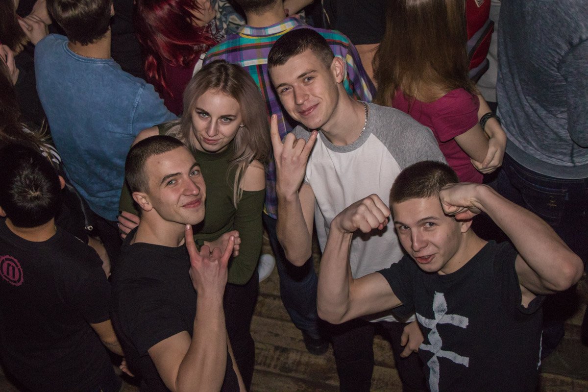 Молодежь в ожидании концерта