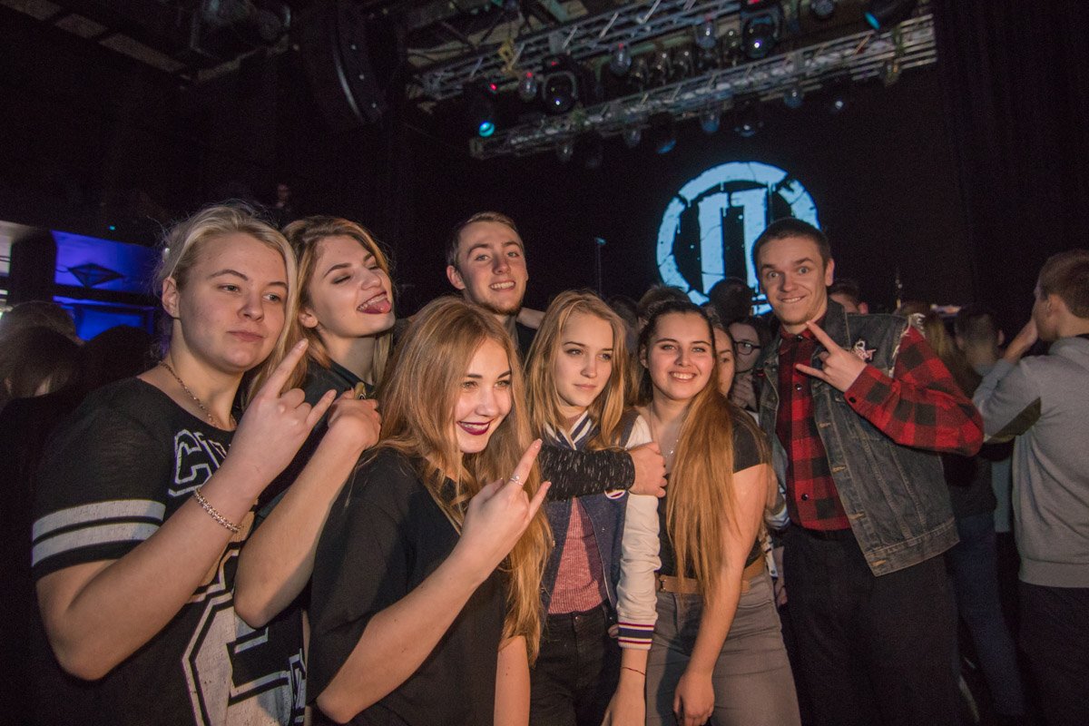 Некоторые пришли большими компаниями