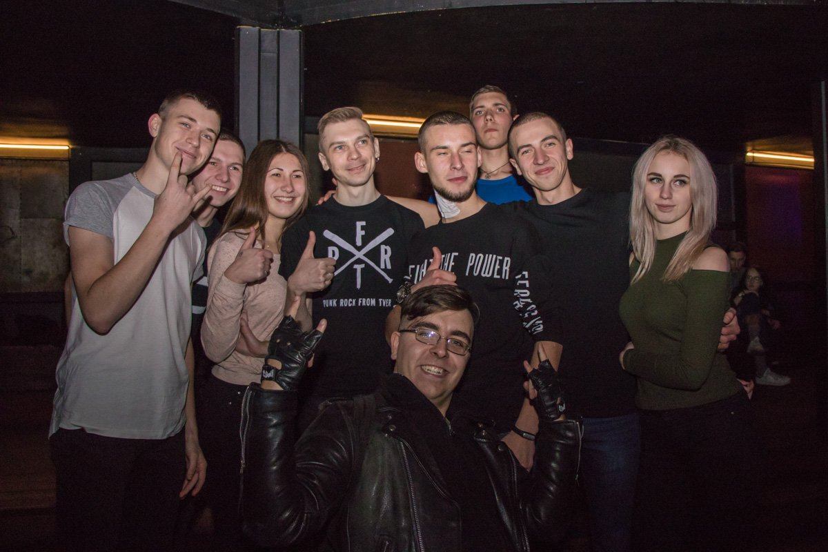 Лидер группы Владимир Котляров вышел к людям перед концертом