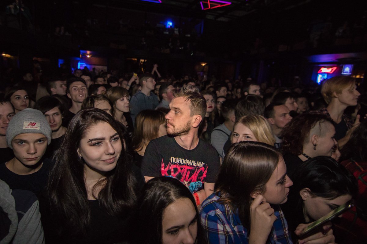 Тем временем в клубе становилось тесно