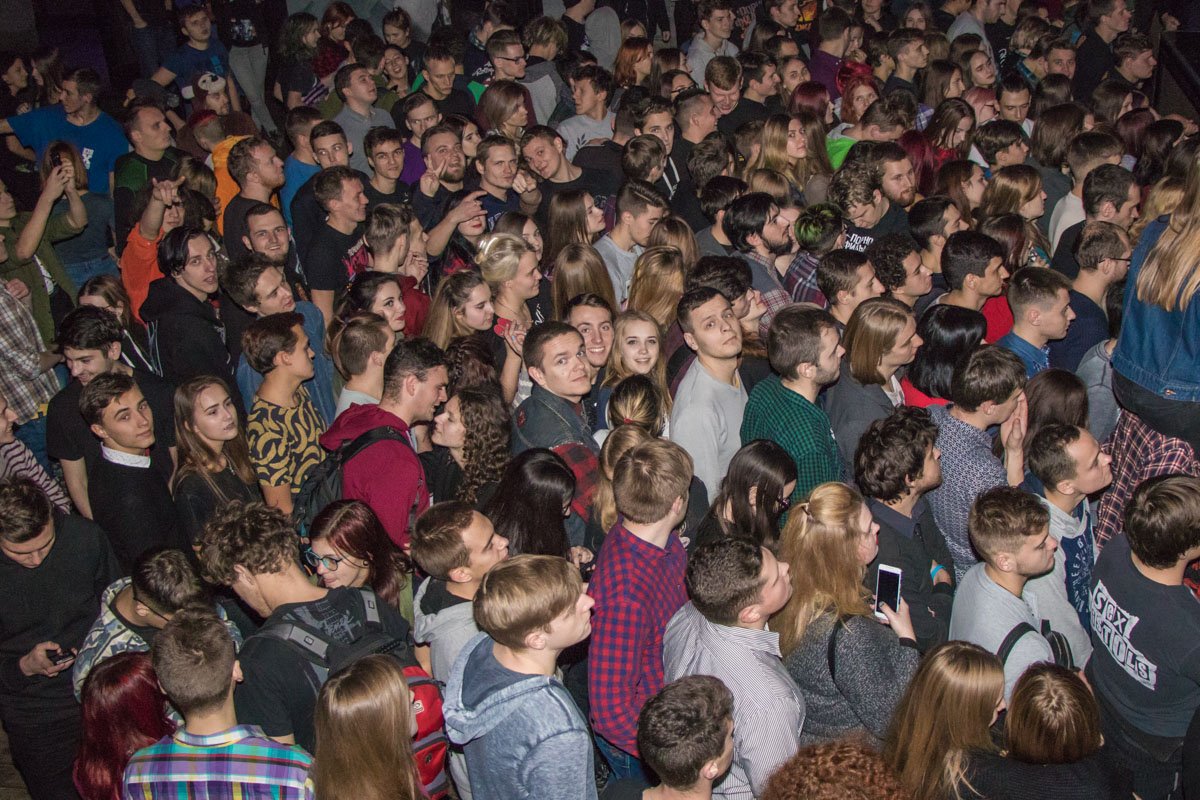 Фанаты пробирались поближе к сцене 