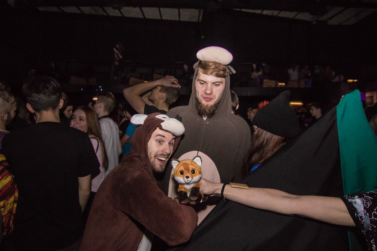 Любители оторваться надели даже фестивальные костюмы