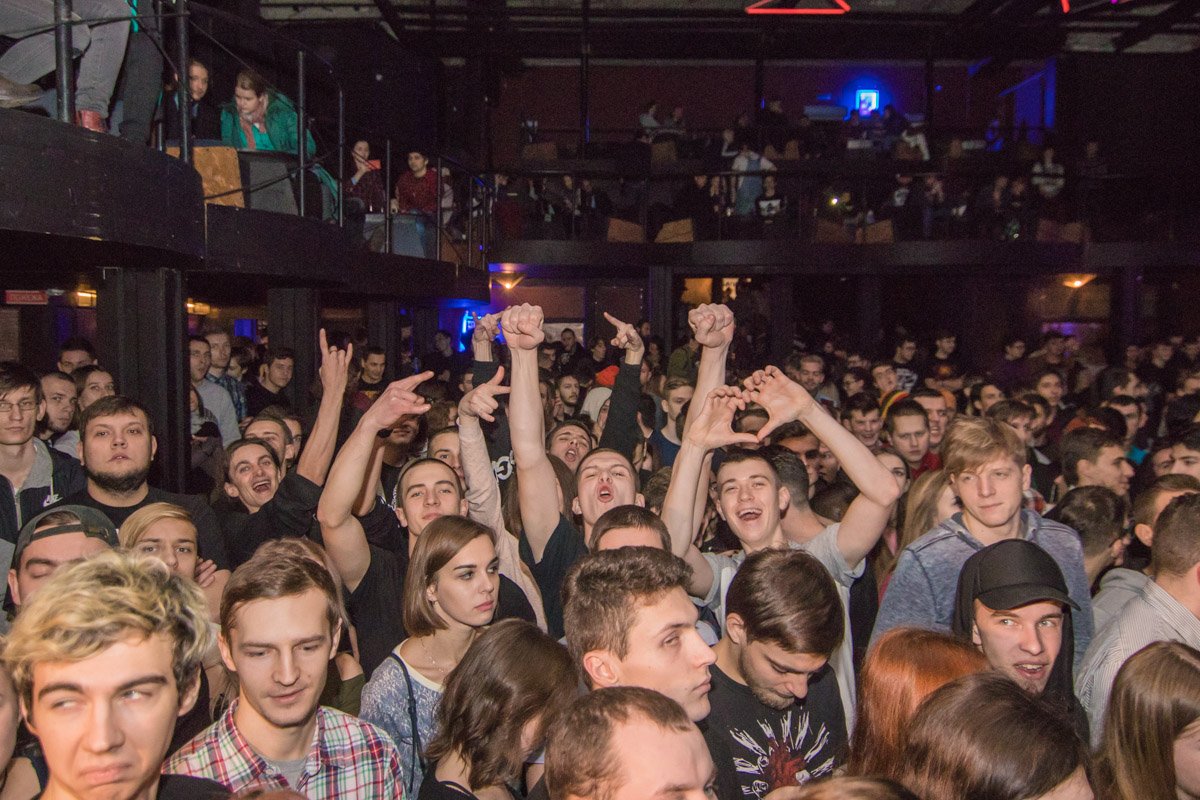 Люди начали отрываться еще до начала концерта