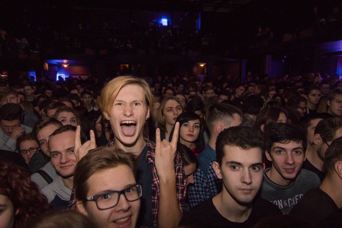 Эмоции фанатов в предвкушении выхода на сцену любимой группы