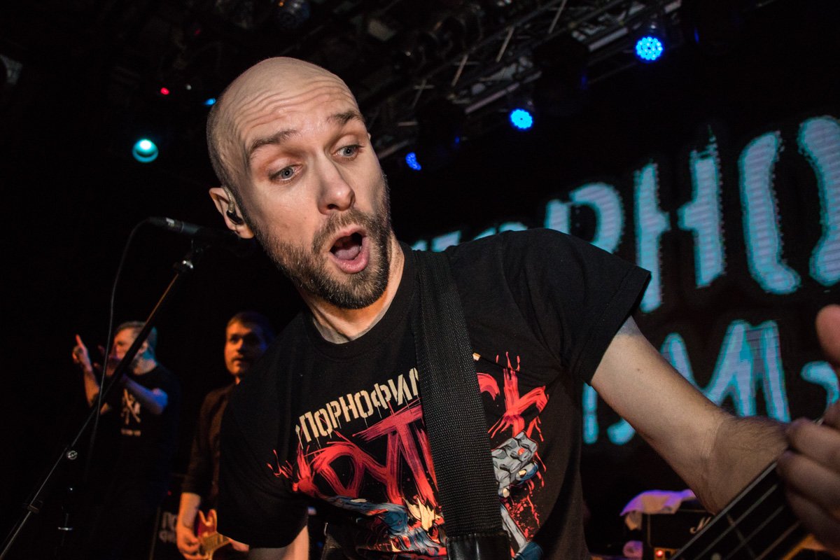 Сами музыканты отрывались на сцене 