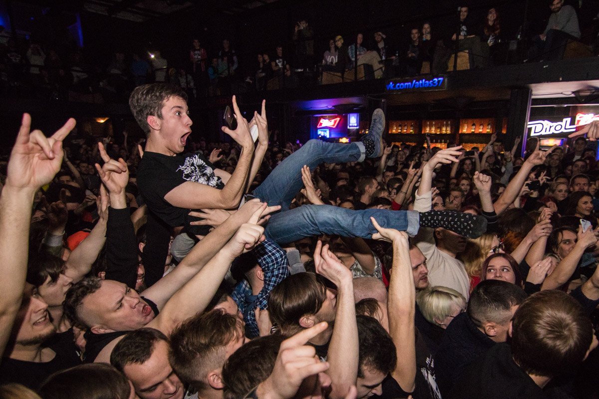 Менее опытные фанаты не ожидали такого драйва и теряли свою обувь