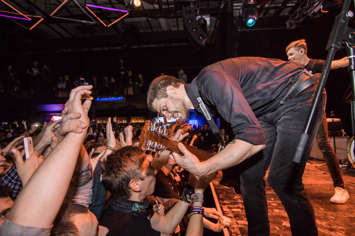 Люди, которые были ближе к сцене получили больше внимания от музыкантов