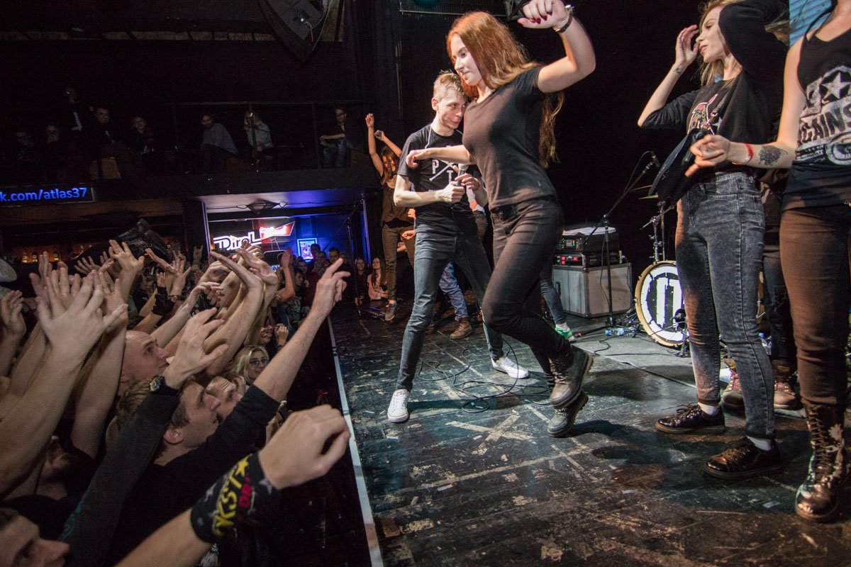 Девушки, которые пришли первый раз на панк-концерт, делали традиционный прыжок со сцены