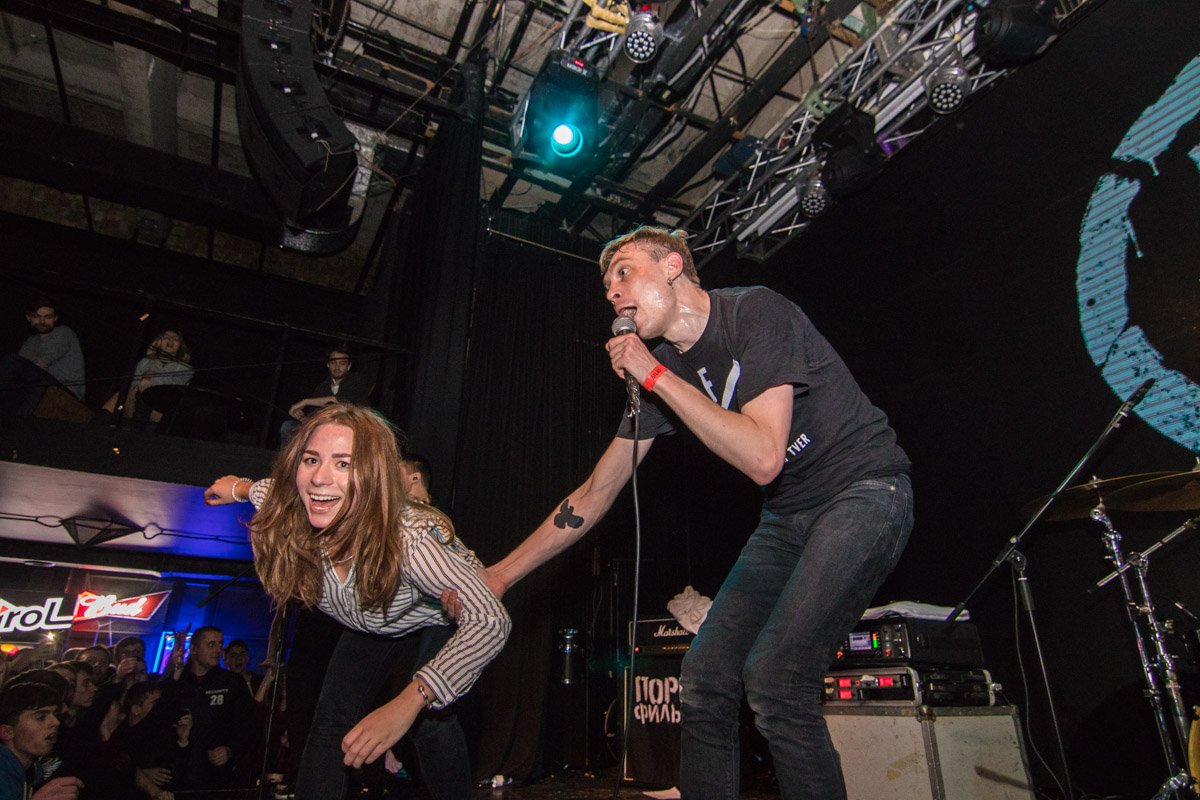 Вокалист выбирал из толпы девушек для прыжка