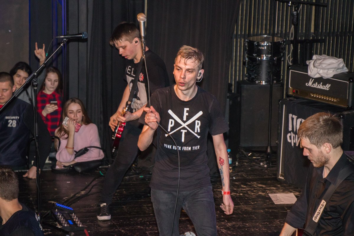 Владимир Котляров исполняет пируэты микрофоном