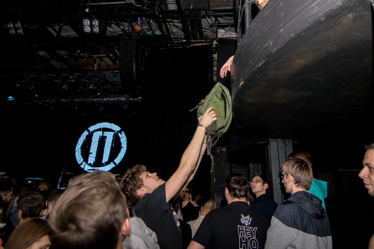 Чтобы в толпе вещи не мешали, люди передавали их друзьям на второй этаж