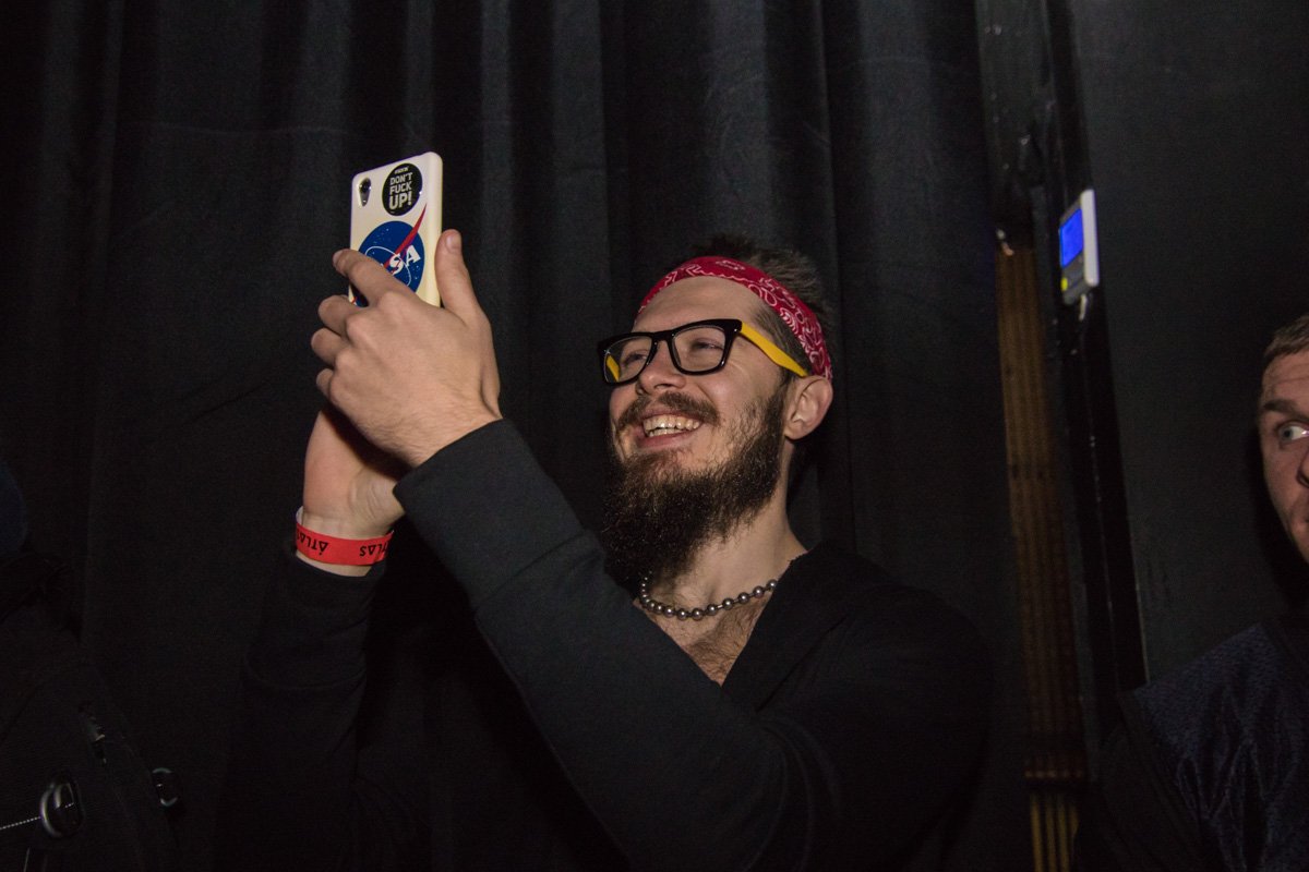 Фанат снимал любимых исполнителей