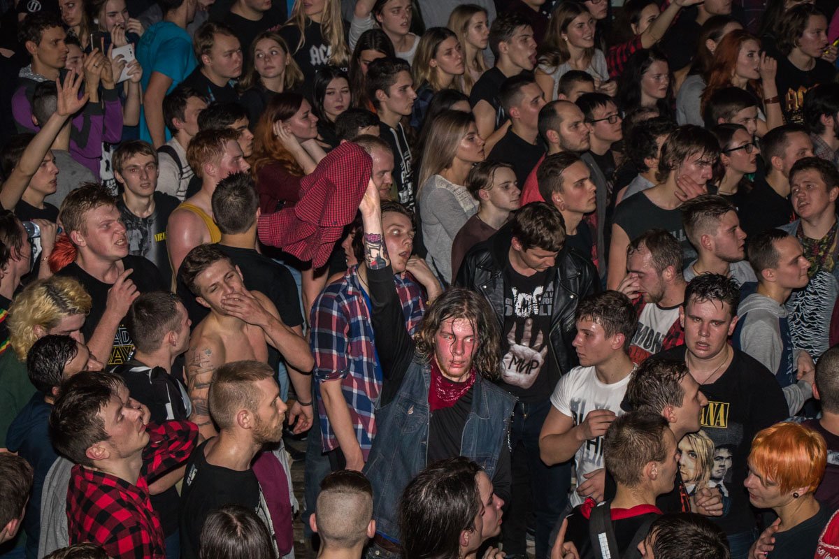 Фанаты в толпе искали владельцев потерянных вещей