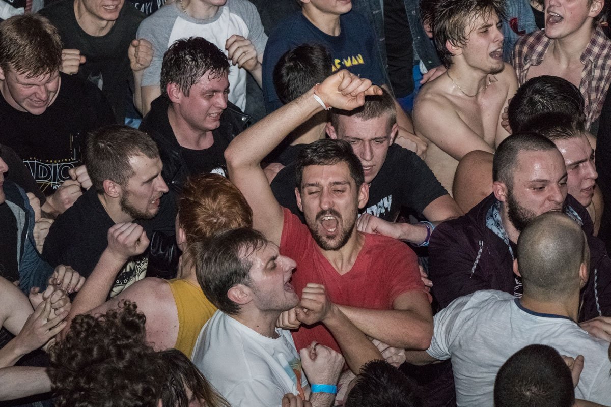 Весь концерт толпа людей слэмились (просто толкаясь, из-за отсутствия места в помещении)