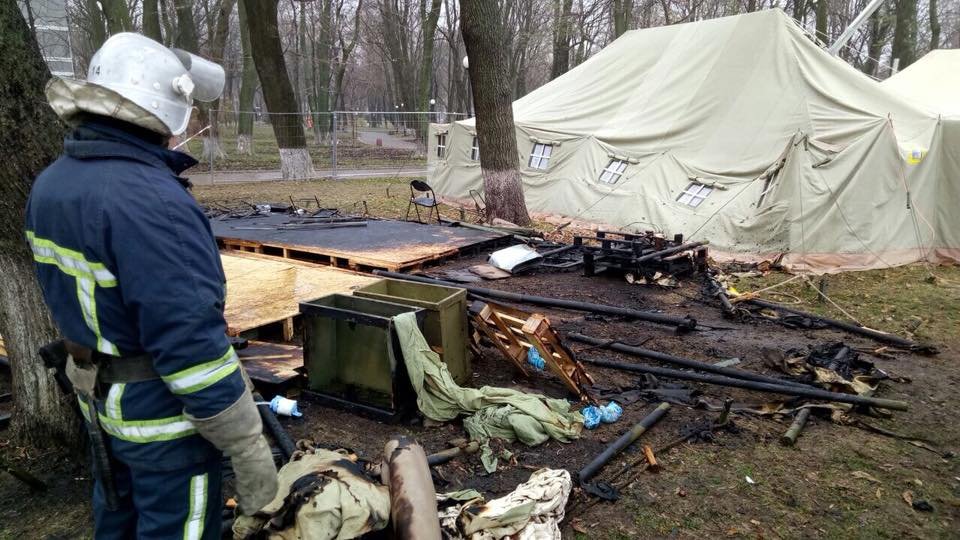 Сгорела одна из палаток протестующих 