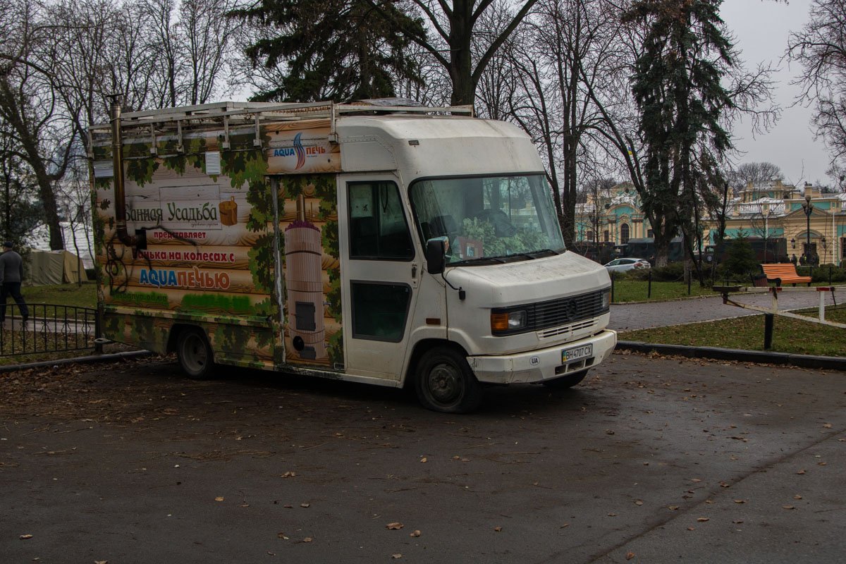 Баня на колесах появилась в Мариинском парке возле смотровой площадки Баня на колесах появилась в Мариинском парке возле смотровой площадки