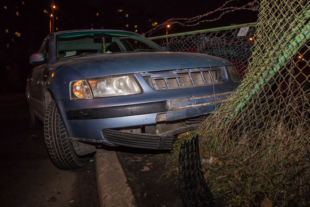 Volkswagen сломал забор парковки Volkswagen сломал забор парковки