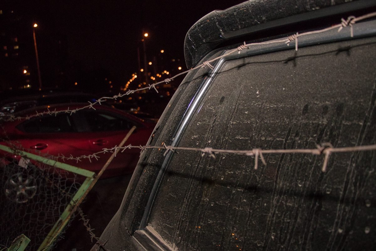 Авто поцарапало колючей проволокой Авто поцарапало колючей проволокой