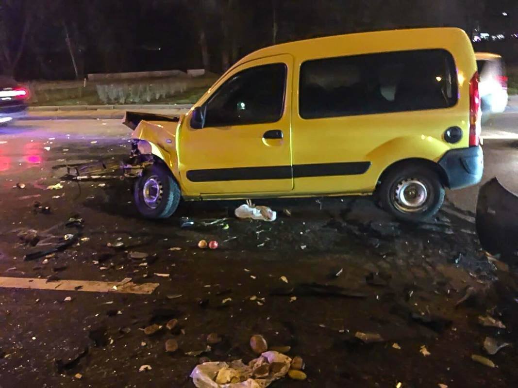 Renault бросило в отбойник и затем еще в две машины