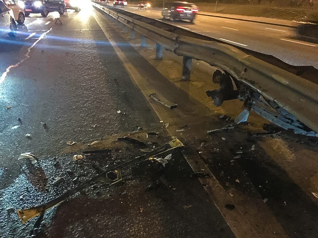 Место удара Renault в отбойник