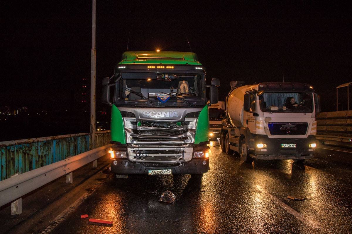 Водитель бензовоза не заметил в темноте заглохшее авто 