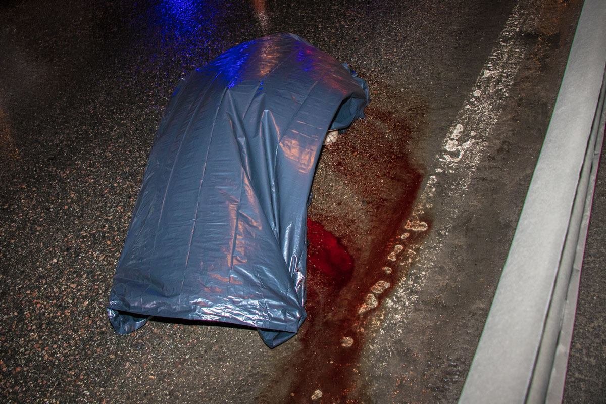 Пассажир легковушки вышел толкнуть заглохшее авто и погиб