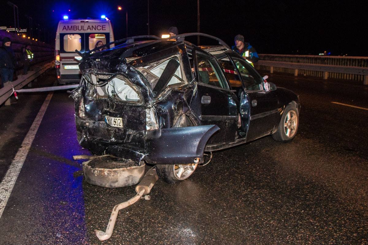 Легковушка сзади полностью разбита 