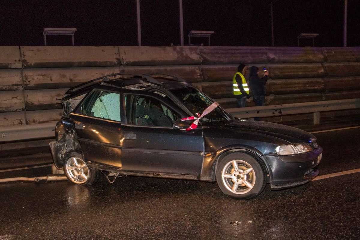 От удара Opel унесло в крайний левый ряд