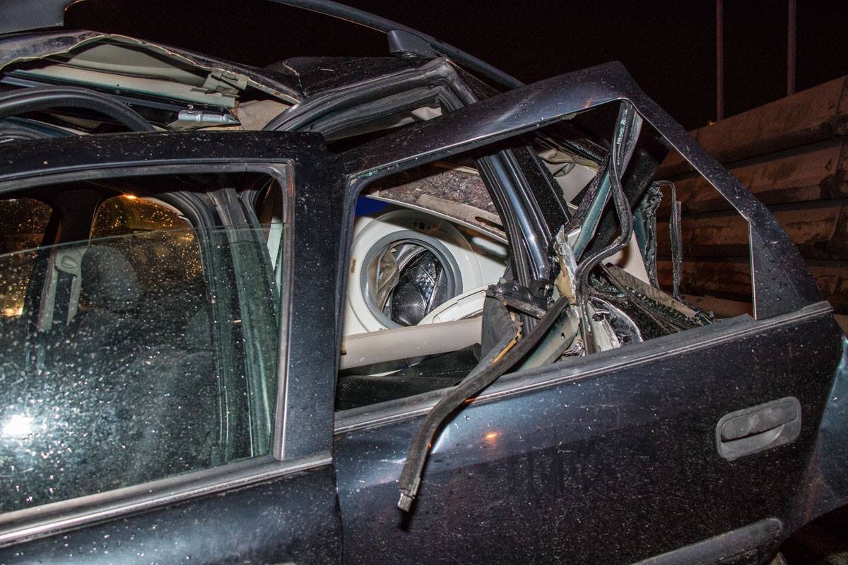 Из-за удара легковушка сзади напоминает кучу металлолома 