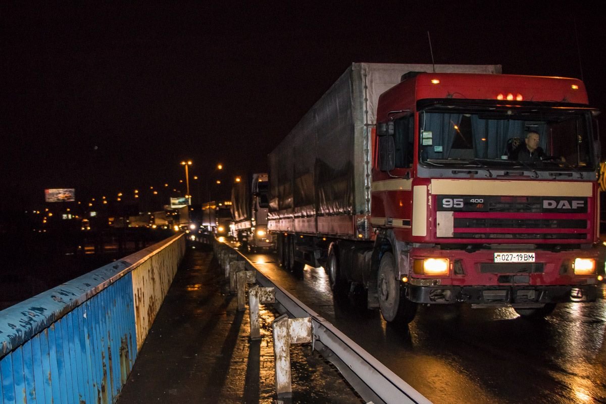В сторону Осокорков образовалась огромная пробка