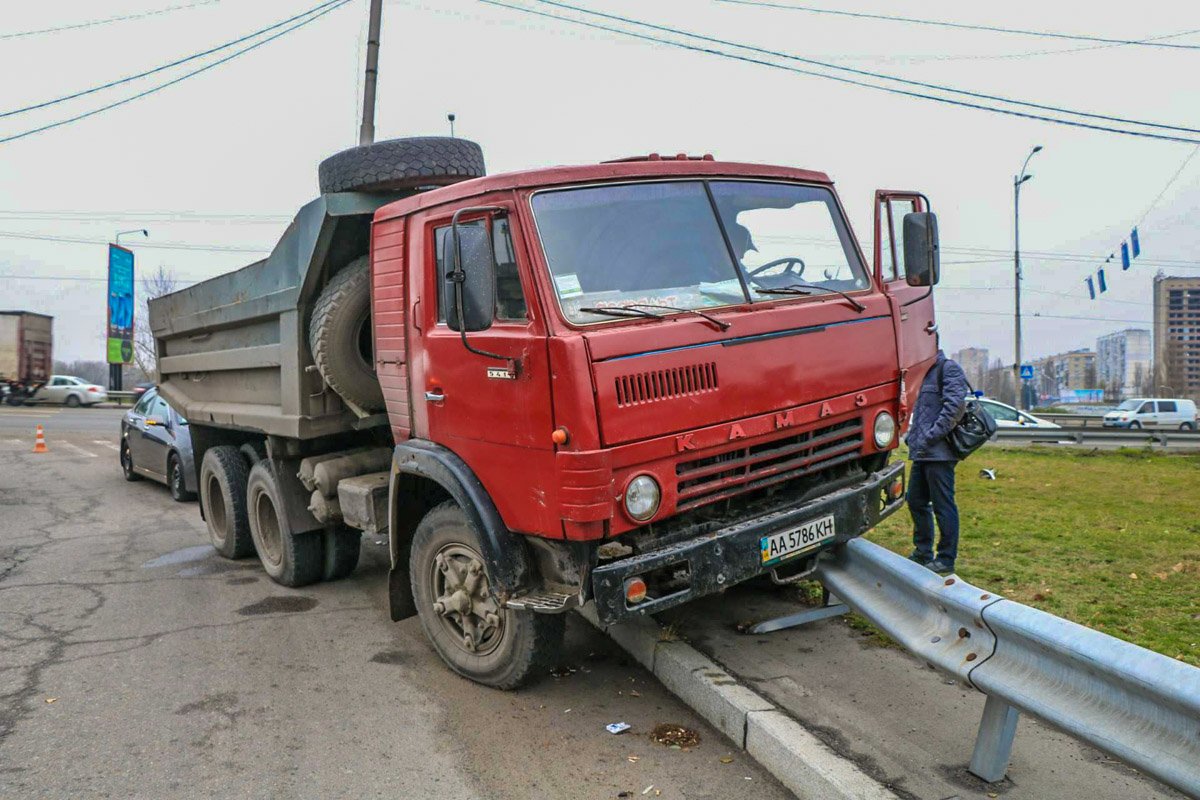КамАЗ влетел в отбойник