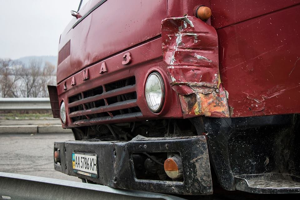 КамАз поцарапал правую сторону легковушку