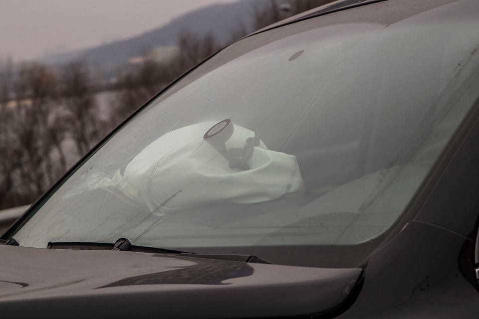 Водитель Volkswagen немного пострадал, несмотря на серьезные повреждения машины 