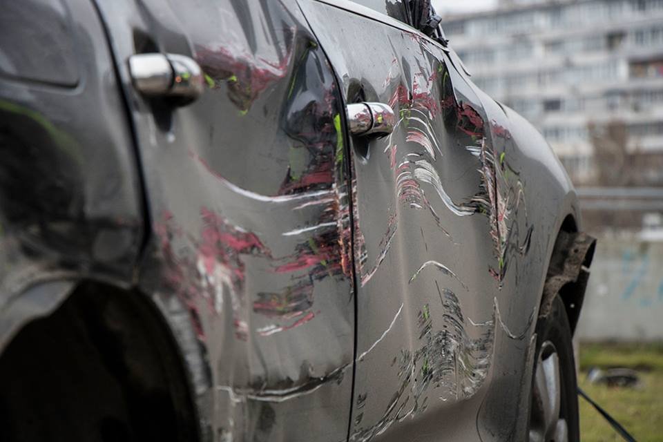 По предварительной информации, водитель легковушки поворачивала с левой крайней полосы на съезд с моста 