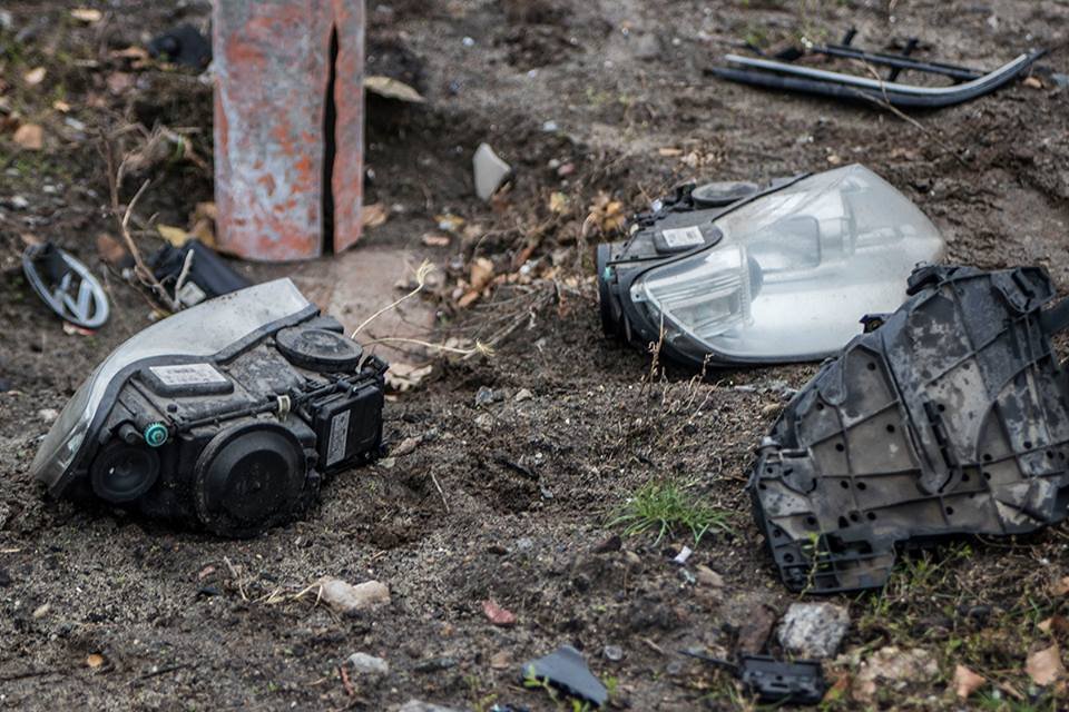 Части от машин разбросаны по газону и проезжей части дороги 