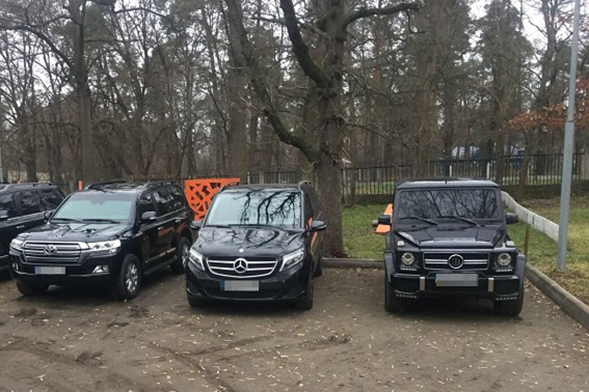 Машины участников встречи в одном стиле