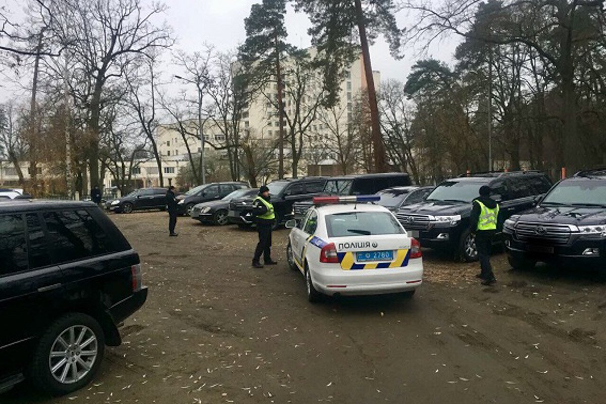 Масссовый черный цвет разбавила белая красотка из полиции