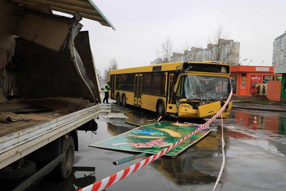 На улице Оноре де Бальзака автобус №21 въехал в припаркованный грузовик На улице Оноре де Бальзака автобус №21 въехал в припаркованный грузовик