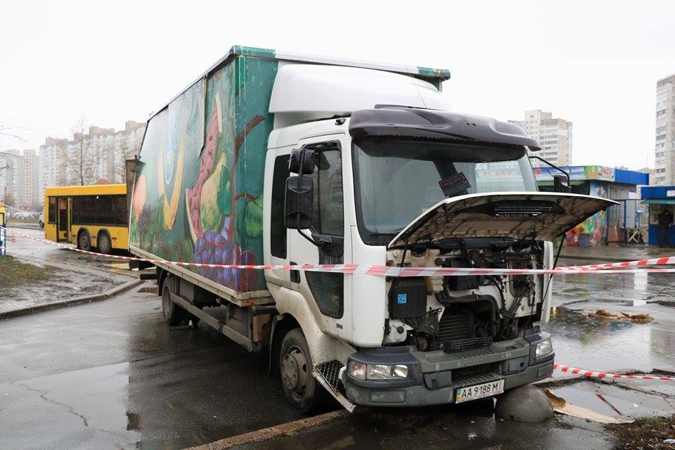 В момент столкновения водителя в грузовике не было В момент столкновения водителя в грузовике не было