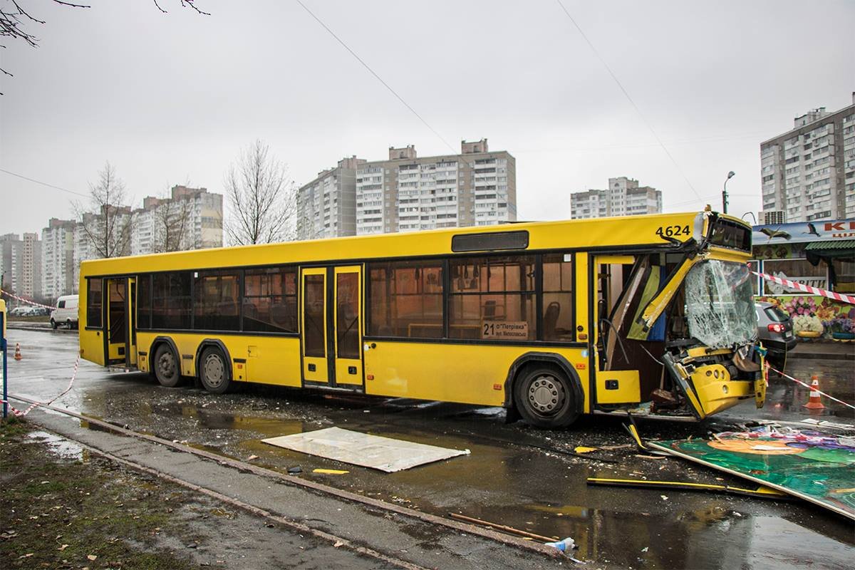 Правая передняя часть автобуса полностью разбита Правая передняя часть автобуса полностью разбита