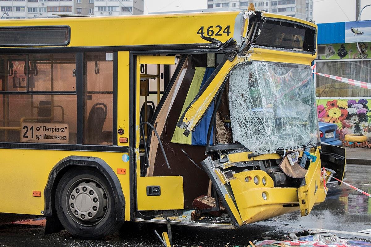 Водитель автобуса не рассчитал дистанцию когда начал сворачивать на остановку Водитель автобуса не рассчитал дистанцию когда начал сворачивать на остановку