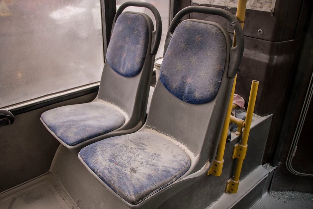 По всему салону автобуса рассыпан белый порошок, предназначение которого нам не удалось узнать По всему салону автобуса рассыпан белый порошок, предназначение которого нам не удалось узнать